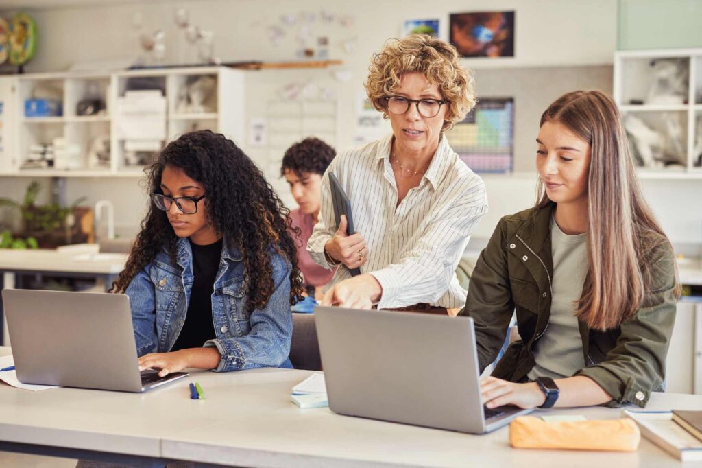 The online education effectiveness in a virtual high school with continuous assessment and frequent quizzes.