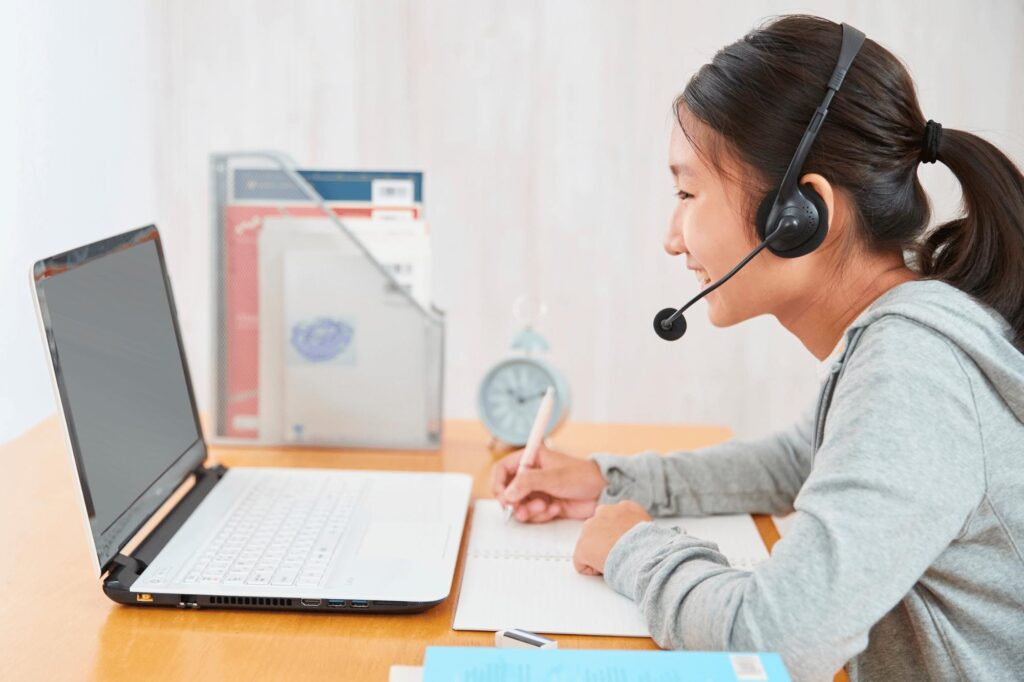 A student on a virtual platform demonstrating the online education effectiveness, with high success rates and levels of engagement.